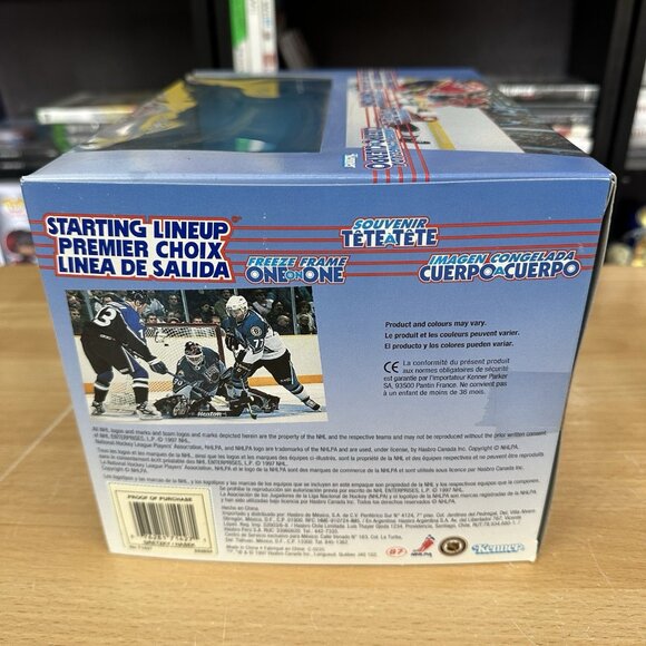 Starting Lineup Wayne Gretzky & Dominik Hasek Freeze Frame One on One Kenner - Picture 6 of 7